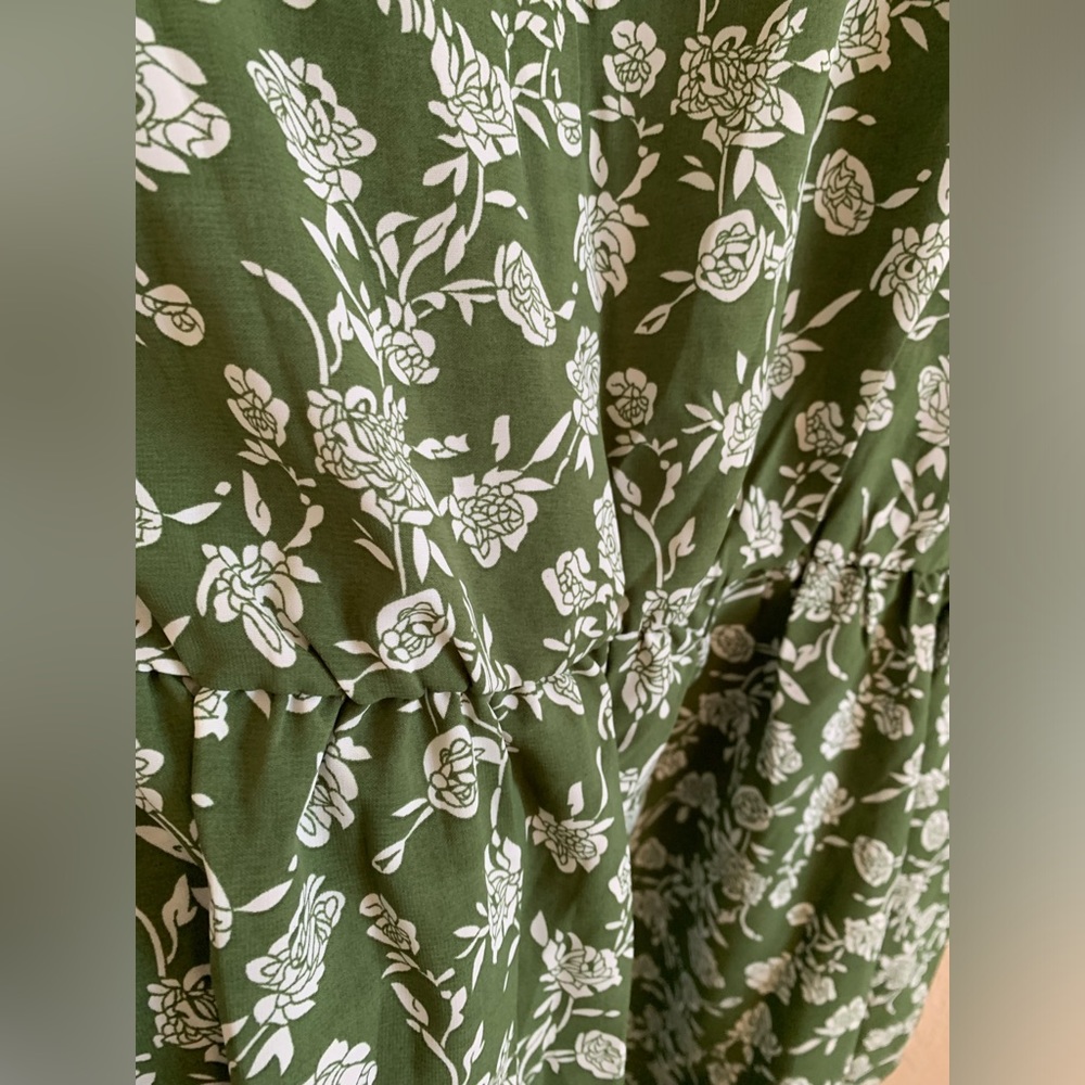 Bloomchic Blouse Floral V-Neck Ruffle Short Sleeve Green White Top NWOT ๐ด - Picture 5 of 5